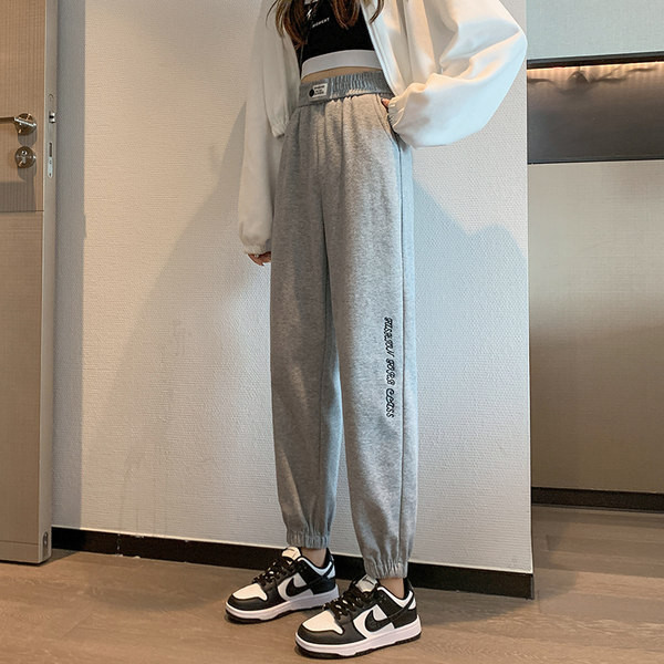 Γυναικείο αθλητικό παντελόνι με έμβλημα και λάστιχο στα πόδια