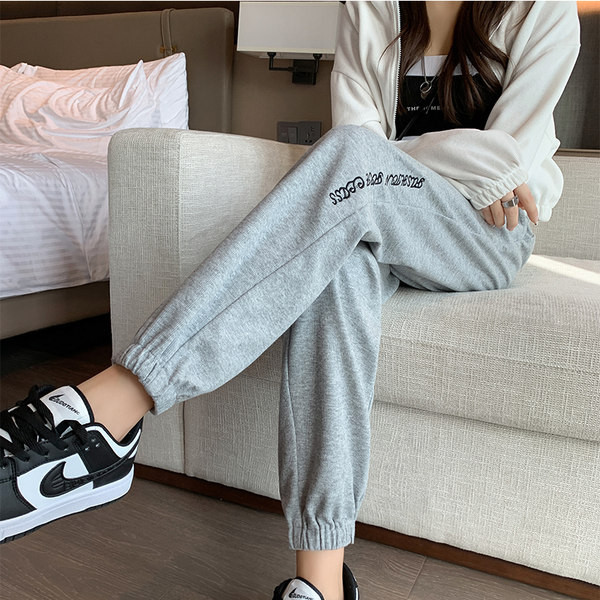 Γυναικείο αθλητικό παντελόνι με έμβλημα και λάστιχο στα πόδια