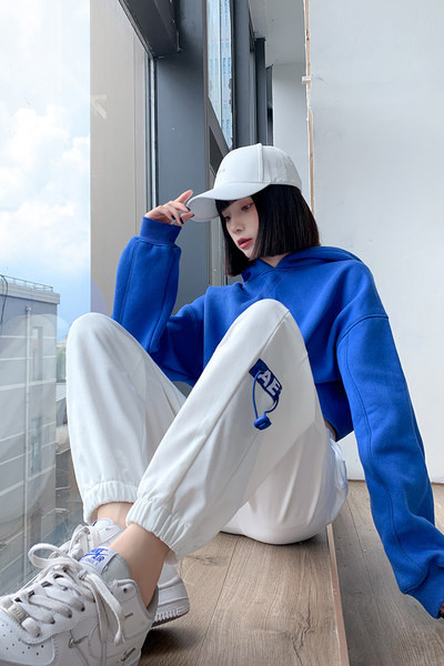 Lipsude ja kummikutega spordipüksid