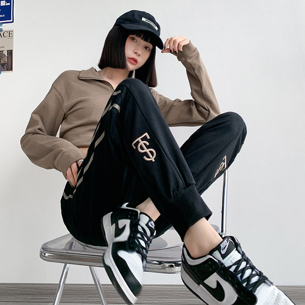 Naiste kevadised tikandiga spordipüksid