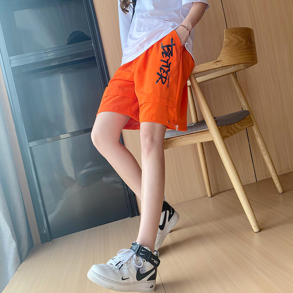 Γυναικείο κοντό αθλητικό σορτς με επιγραφή και τσέπες