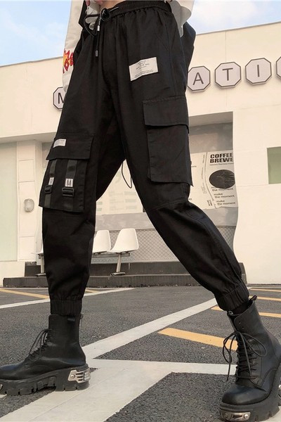 Дамски спортен панталон с джобове и емблема 