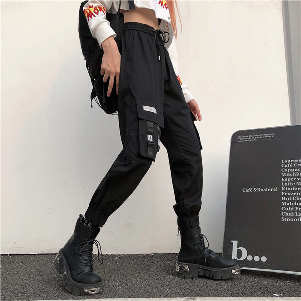 Дамски спортен панталон с джобове и емблема 