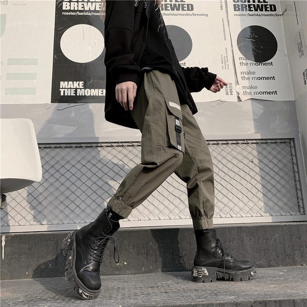 Дамски спортен панталон с джобове и емблема 