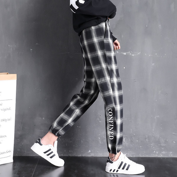 Γυναικείο καρό παντελόνι με επιγραφή και τσέπες