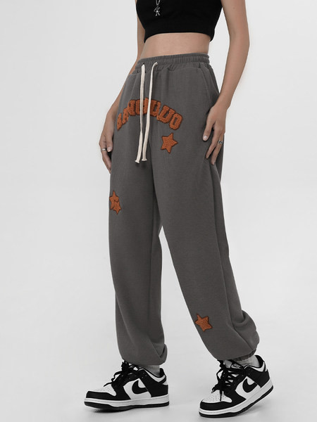 Спортно долнище с бродиран надпис 