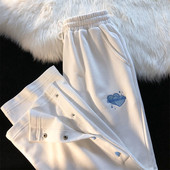 Καθημερινή φόρμα με σκισίματα και κουμπιά στα πόδια