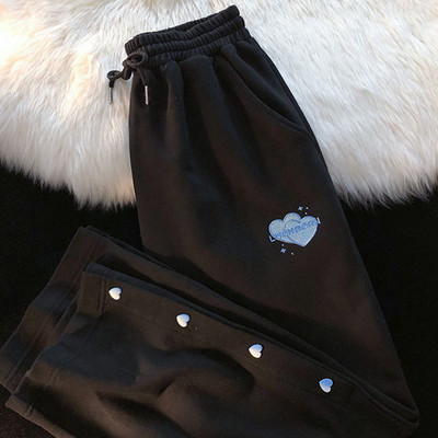 Καθημερινή φόρμα με σκισίματα και κουμπιά στα πόδια