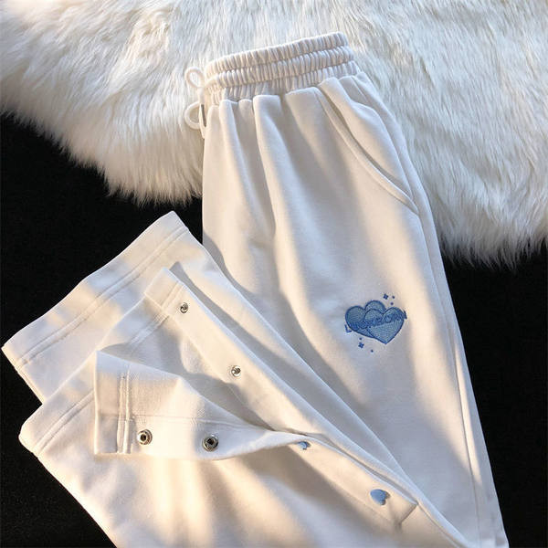 Καθημερινή φόρμα με σκισίματα και κουμπιά στα πόδια