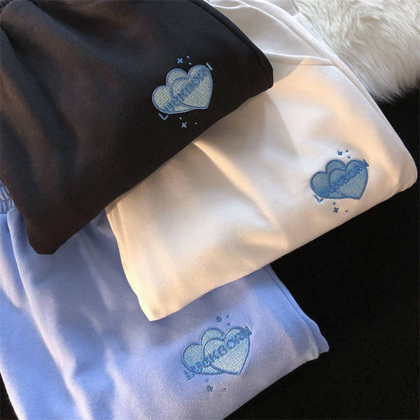 Καθημερινή φόρμα με σκισίματα και κουμπιά στα πόδια