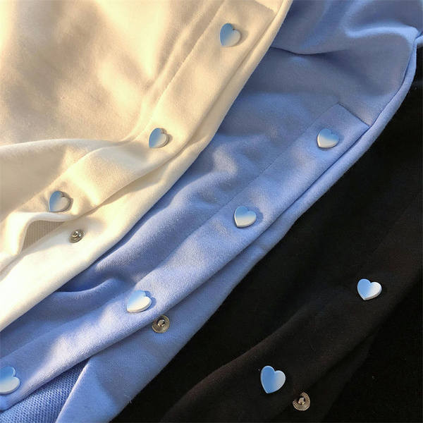 Καθημερινή φόρμα με σκισίματα και κουμπιά στα πόδια