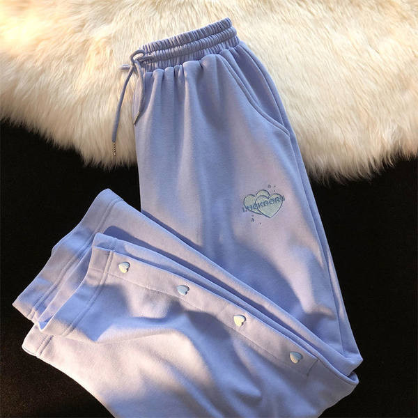 Καθημερινή φόρμα με σκισίματα και κουμπιά στα πόδια