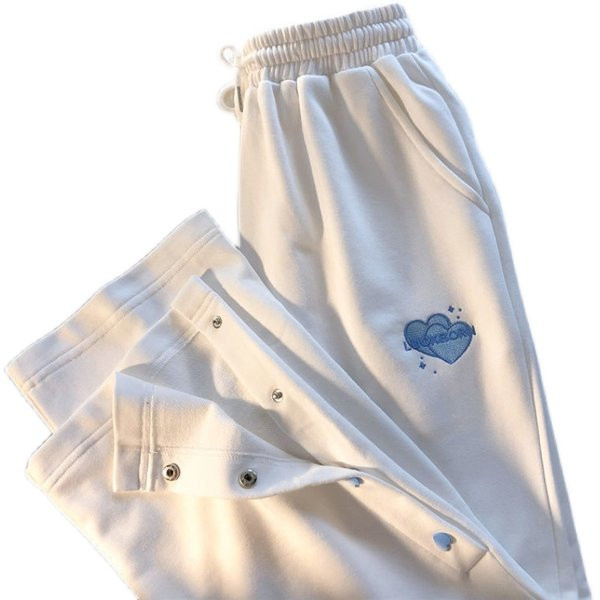 Καθημερινή φόρμα με σκισίματα και κουμπιά στα πόδια