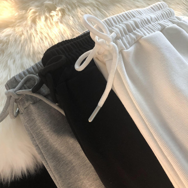 Αθλητικό παντελόνι με κορδόνια και κεντητή επιγραφή για γυναίκες