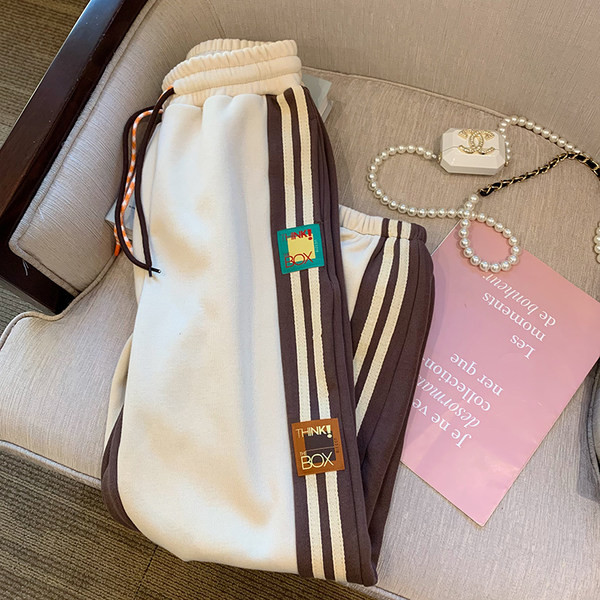 Novi model ženskih sportskih hlača s aplikacijom i vezicama