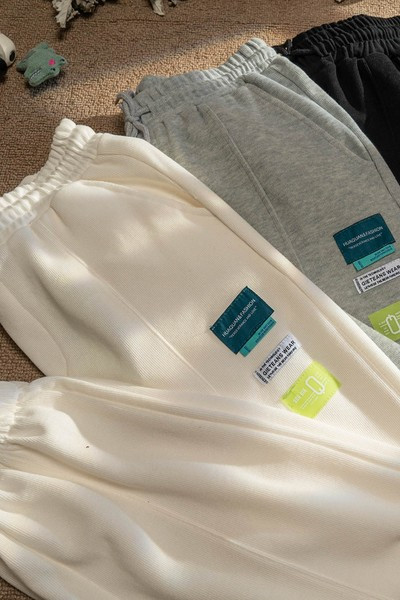 Дамски спортен панталон с емблема и връзки