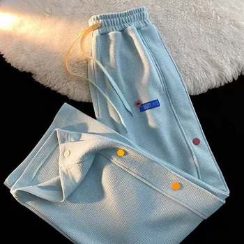 Нов модел дамски прав панталон с цветни копчета