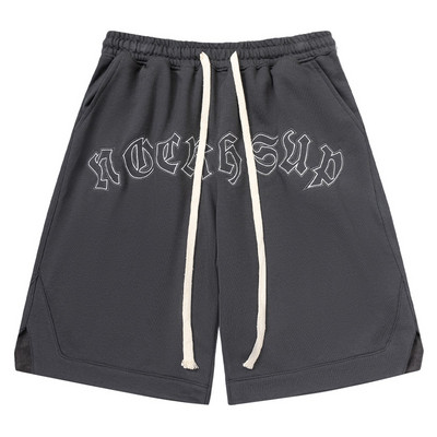 Αθλητικό σορτς με επιγραφή και κορδόνια 