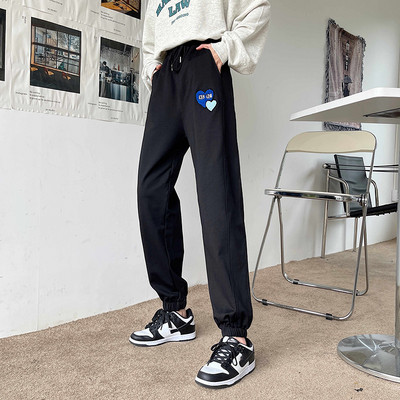 Casual γυναικείο παντελόνι με κέντημα καρδιά