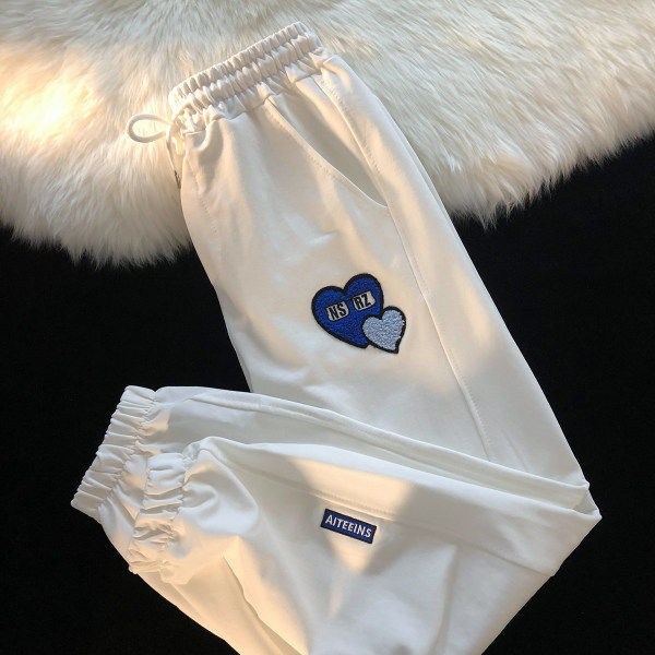 Casual γυναικείο παντελόνι με κέντημα καρδιά