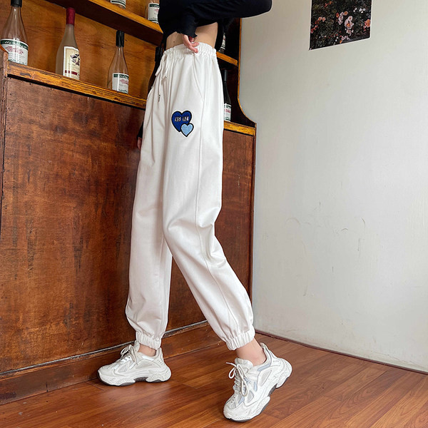 Casual γυναικείο παντελόνι με κέντημα καρδιά