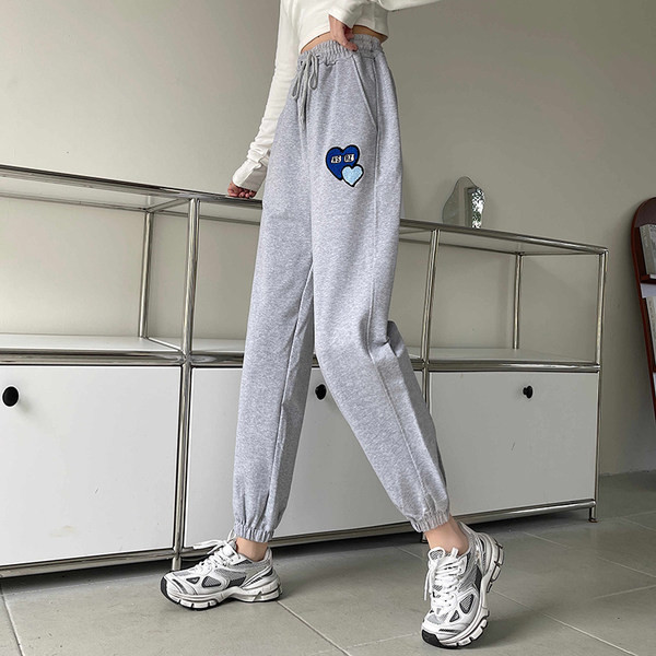 Casual γυναικείο παντελόνι με κέντημα καρδιά