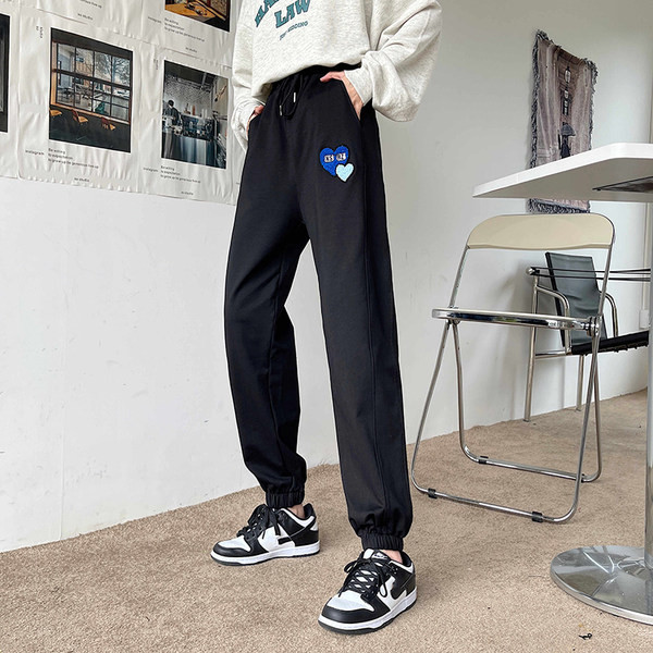 Casual γυναικείο παντελόνι με κέντημα καρδιά