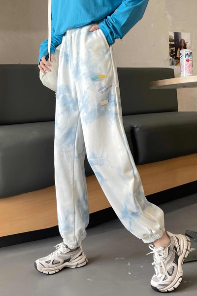 Roheliste ja siniste taskutega spordipüksid