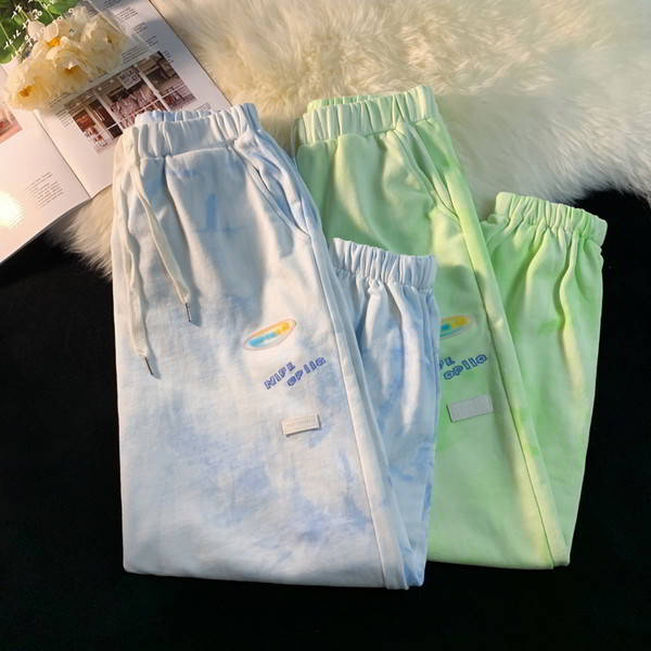 Roheliste ja siniste taskutega spordipüksid