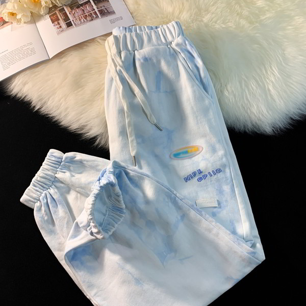 Roheliste ja siniste taskutega spordipüksid