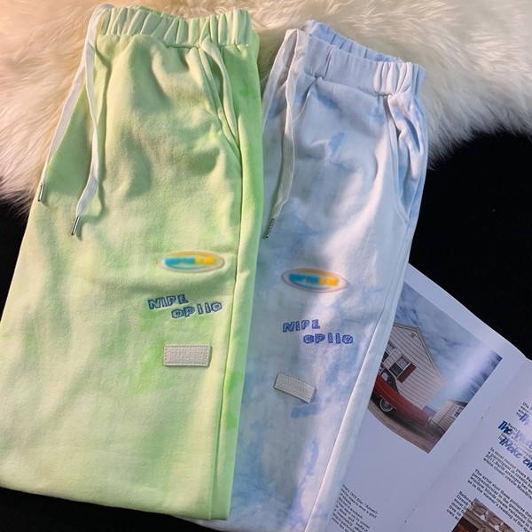 Roheliste ja siniste taskutega spordipüksid