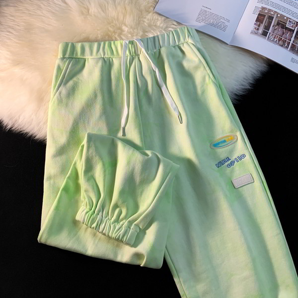 Roheliste ja siniste taskutega spordipüksid