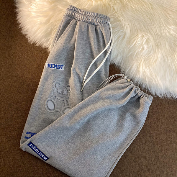 Спортен панталон с апликация и надпис 