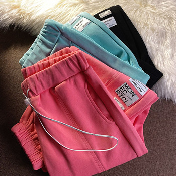 Спортен дамски панталон с емблеми -три цвята