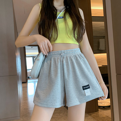 Φαρδύ γυναικείο σορτς με έμβλημα - τέσσερα χρώματα