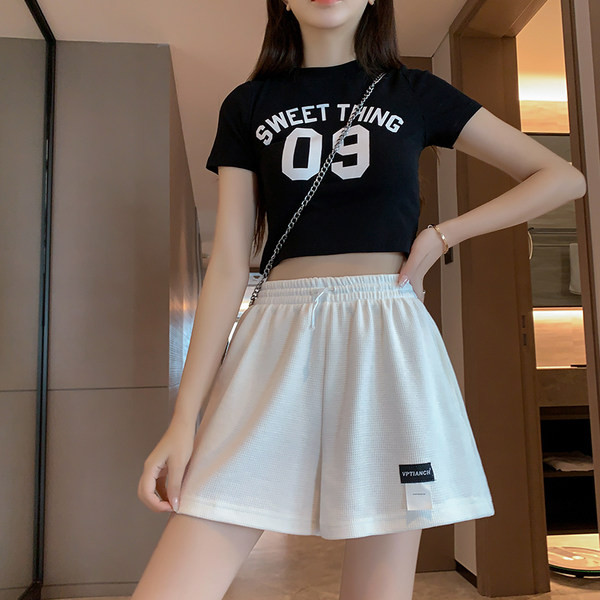 Φαρδύ γυναικείο σορτς με έμβλημα - τέσσερα χρώματα