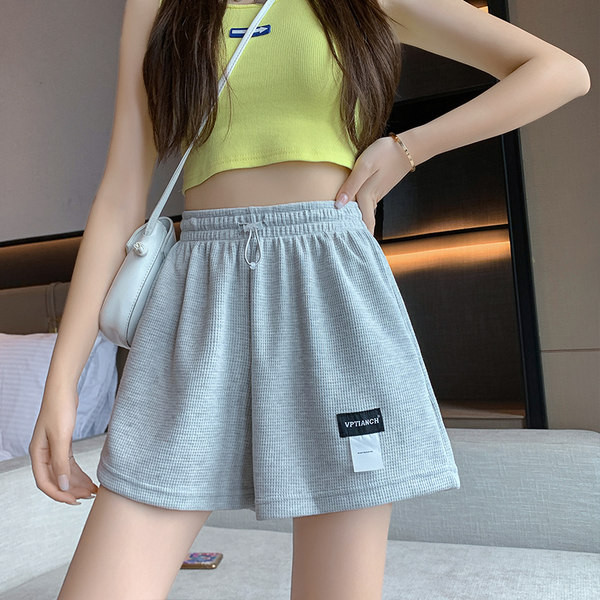 Φαρδύ γυναικείο σορτς με έμβλημα - τέσσερα χρώματα