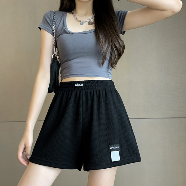 Φαρδύ γυναικείο σορτς με έμβλημα - τέσσερα χρώματα