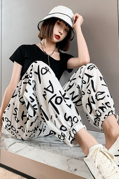 Naiste kirjade ja kõrge vöökohaga püksid