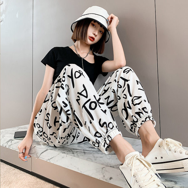 Naiste kirjade ja kõrge vöökohaga püksid