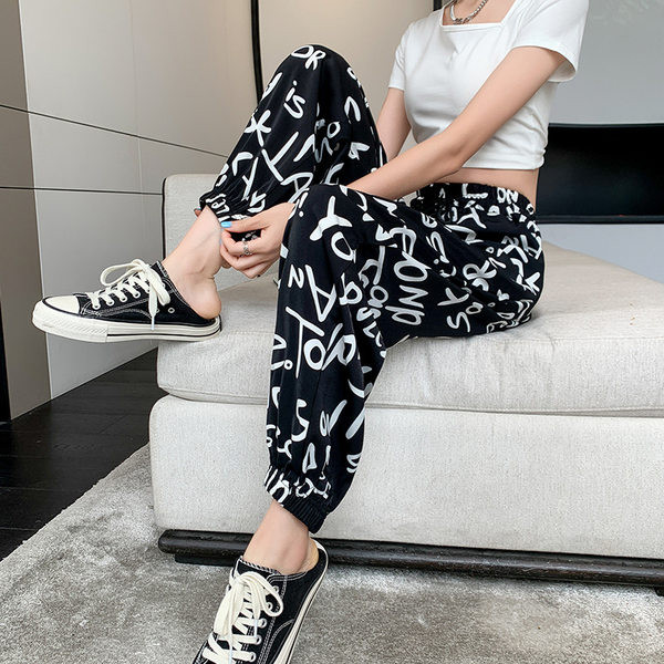 Naiste kirjade ja kõrge vöökohaga püksid