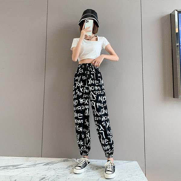 Naiste kirjade ja kõrge vöökohaga püksid