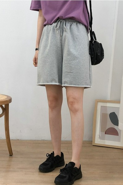 Απλό μοντέλο  σορτς με κορδόνια  και τσέπες