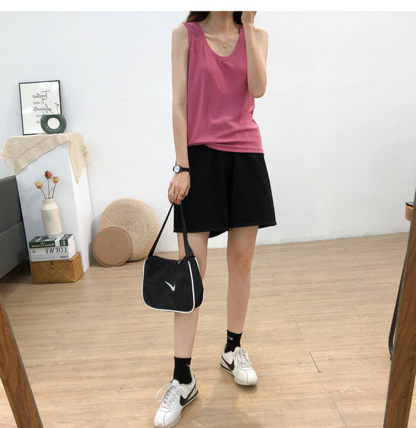 Απλό μοντέλο  σορτς με κορδόνια  και τσέπες