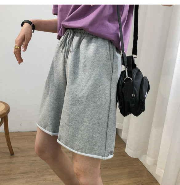 Απλό μοντέλο  σορτς με κορδόνια  και τσέπες