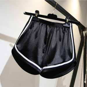 Γυναικείο αθλητικό σορτς με μπορντούρα