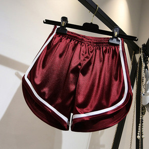 Γυναικείο αθλητικό σορτς με μπορντούρα