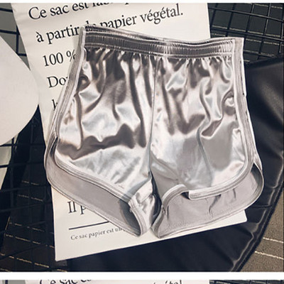 Γυναικείο αθλητικό σορτς με μπορντούρα