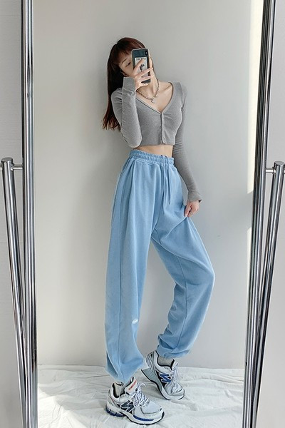 Kelių spalvų sportinių kelnių platus modelis