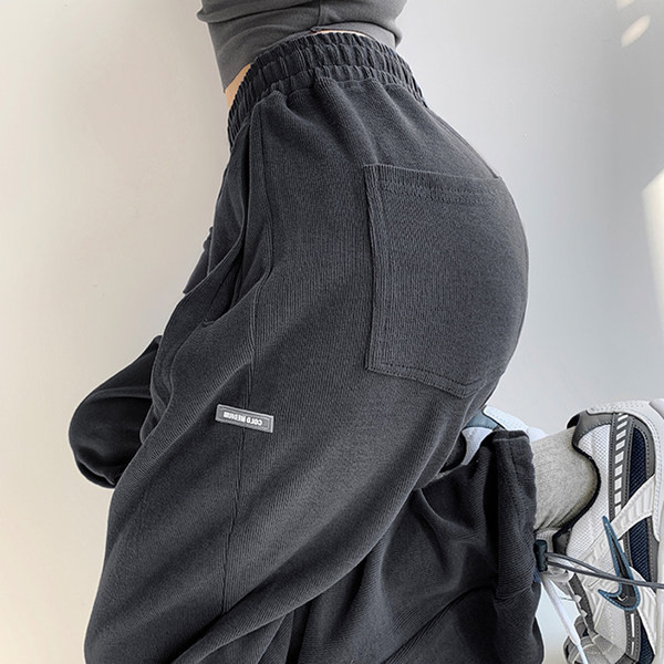 Kelių spalvų sportinių kelnių platus modelis